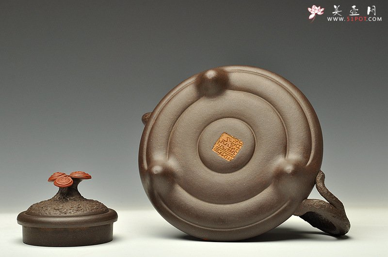 紫砂壶图片：花货实力派孙伟强作品  徐汉棠风格之福寿延年 灵芝壶 雄厚蕴古 - 宜兴紫砂壶网