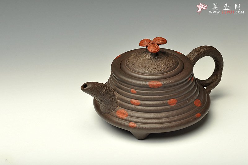 紫砂壶图片：花货实力派孙伟强作品  徐汉棠风格之福寿延年 灵芝壶 雄厚蕴古 - 宜兴紫砂壶网