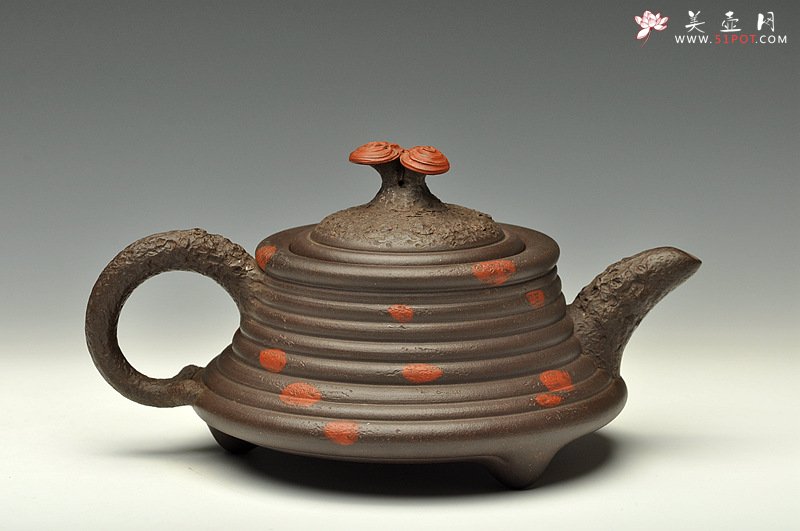 紫砂壶图片：花货实力派孙伟强作品  徐汉棠风格之福寿延年 灵芝壶 雄厚蕴古 - 宜兴紫砂壶网