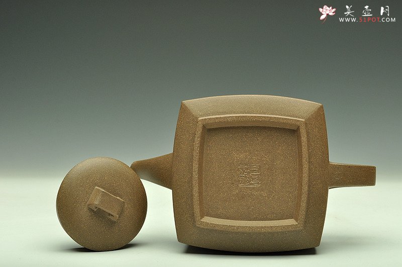 紫砂壶图片：方圆之精妙 优质青段 挺拔刚正 全手精工砂四方 经典代表作 - 宜兴紫砂壶网