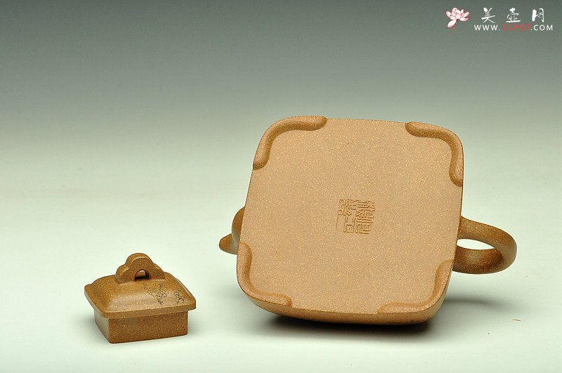 紫砂壶图片：老味纵横 2014全手工大赛一等奖袁德波装饰 全手孤棱 通转梅花 - 宜兴紫砂壶网