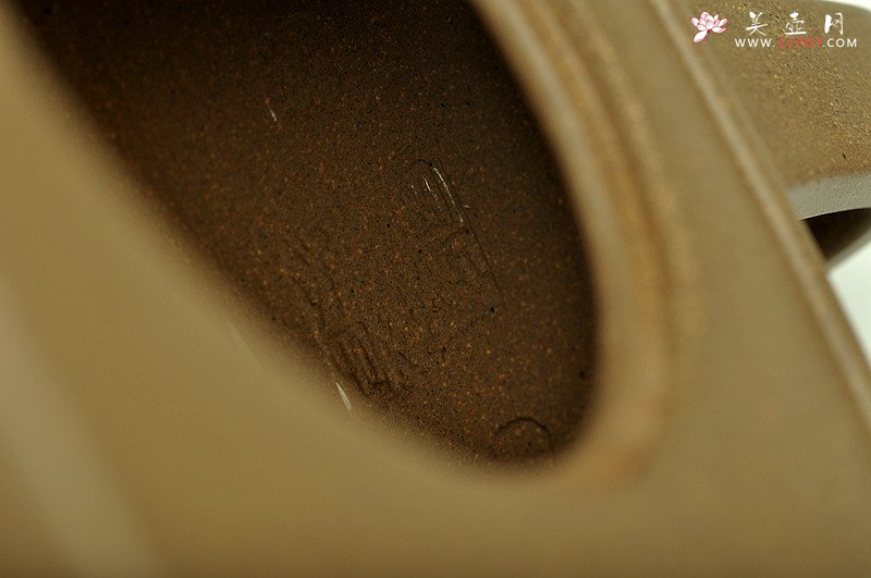 紫砂壶图片：方圆之精妙 优质青段 挺拔刚正 全手精工砂四方 经典代表作 - 宜兴紫砂壶网