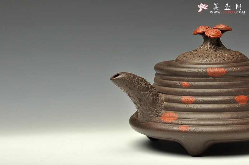 紫砂壶图片：花货实力派孙伟强作品  徐汉棠风格之福寿延年 灵芝壶 雄厚蕴古 - 宜兴紫砂壶网