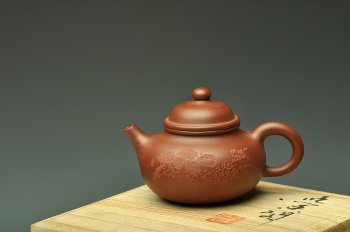 紫砂壶图片：实用精品 许宏俊供料 李昌鸿装饰 小容天 不再接受定做 - 宜兴紫砂壶网