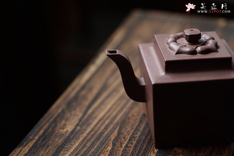 紫砂壶图片：托款仿老壶 清乾隆风格 全手四方 欣赏 - 宜兴紫砂壶网