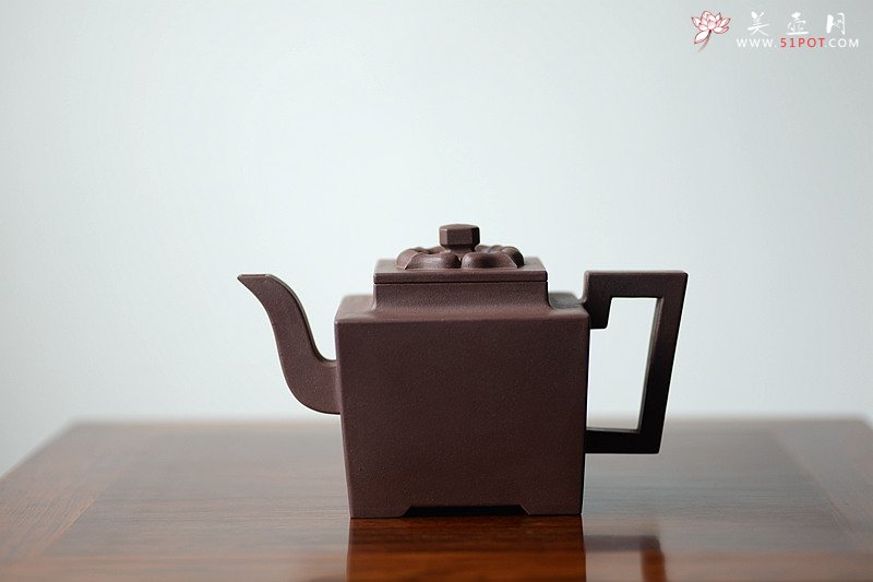 紫砂壶图片：托款仿老壶 清乾隆风格 全手四方 欣赏 - 宜兴紫砂壶网