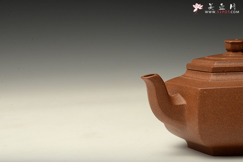 紫砂壶图片：方圆之精妙 何卫枫新品 挺拔流畅 全手中雪华 - 宜兴紫砂壶网