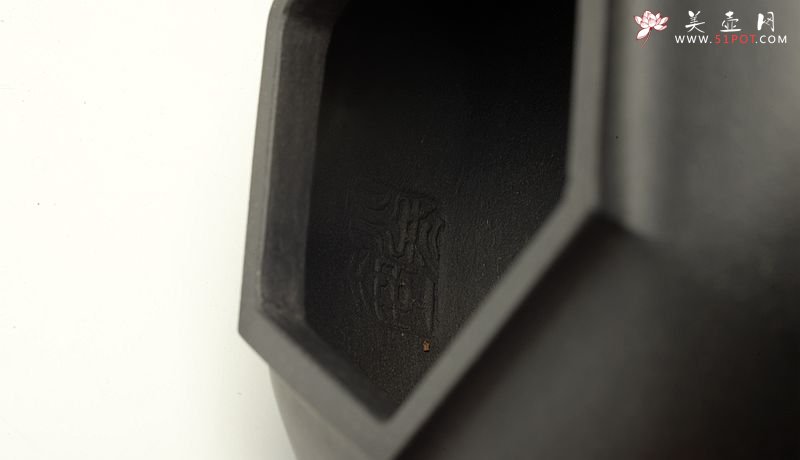 紫砂壶图片：潘小东新作 端庄秀丽 随方就圆 全手六方鼓腹 难度大~捂灰 - 宜兴紫砂壶网