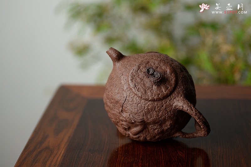 紫砂壶图片：古拙大气  全手游龙龚春 谢多莲最新作品 - 宜兴紫砂壶网