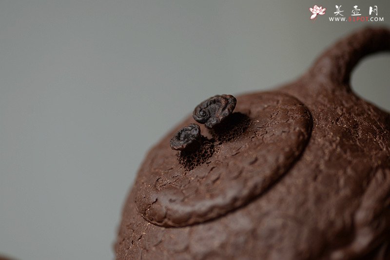 紫砂壶图片：古拙大气  全手游龙龚春 谢多莲最新作品 - 宜兴紫砂壶网