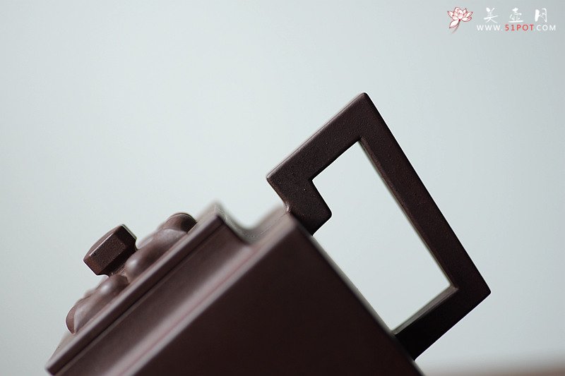 紫砂壶图片：托款仿老壶 清乾隆风格 全手四方 欣赏 - 宜兴紫砂壶网