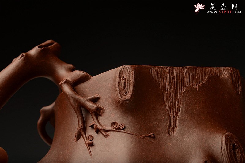 紫砂壶图片：傲梅斗雪 苍老遒劲 全手铁骨寒梅 经典作品  - 宜兴紫砂壶网