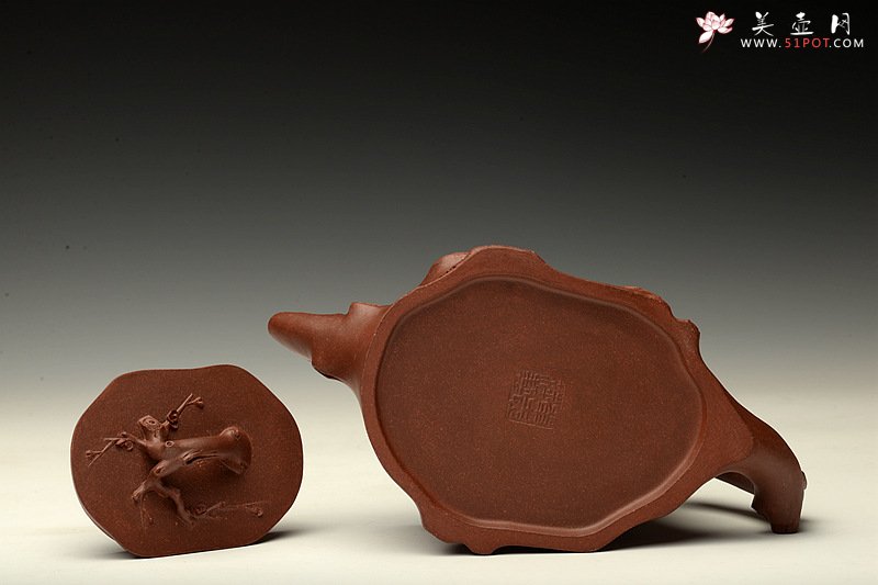 紫砂壶图片：傲梅斗雪 苍老遒劲 全手铁骨寒梅 经典作品  - 宜兴紫砂壶网