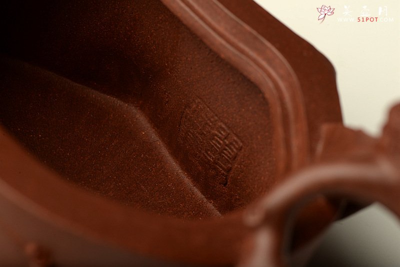 紫砂壶图片：傲梅斗雪 苍老遒劲 全手铁骨寒梅 经典作品  - 宜兴紫砂壶网