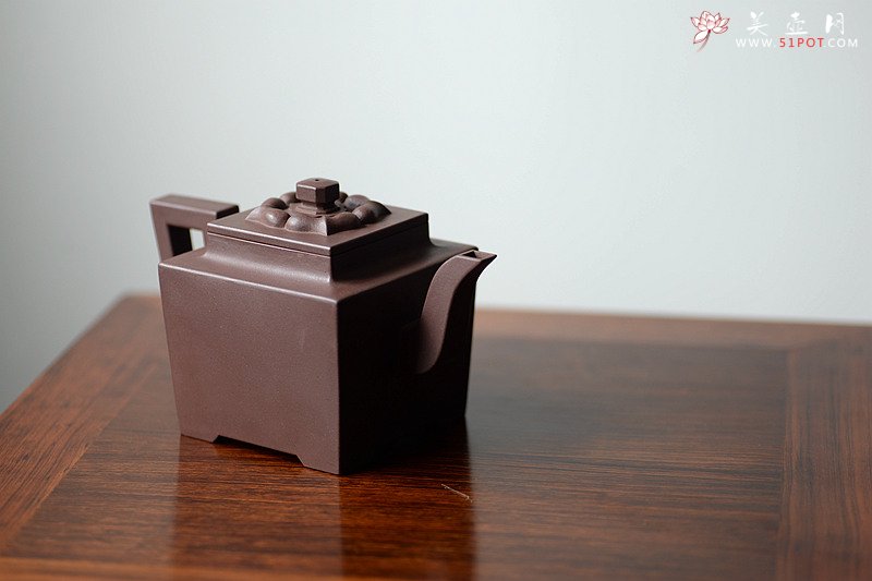 紫砂壶图片：托款仿老壶 清乾隆风格 全手四方 欣赏 - 宜兴紫砂壶网