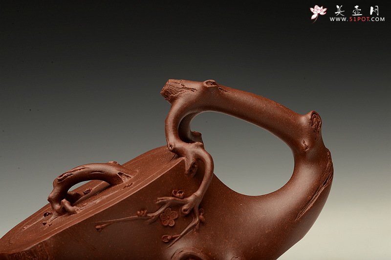 紫砂壶图片：傲梅斗雪 苍老遒劲 全手铁骨寒梅 经典作品  - 宜兴紫砂壶网
