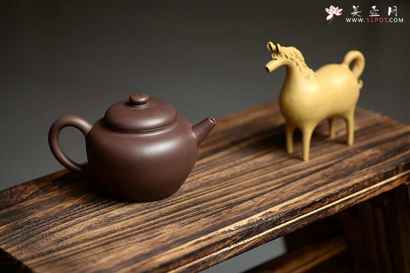 紫砂壶图片：美壶特惠 优质紫泥 厚重古朴 全手明式摹古 - 宜兴紫砂壶网