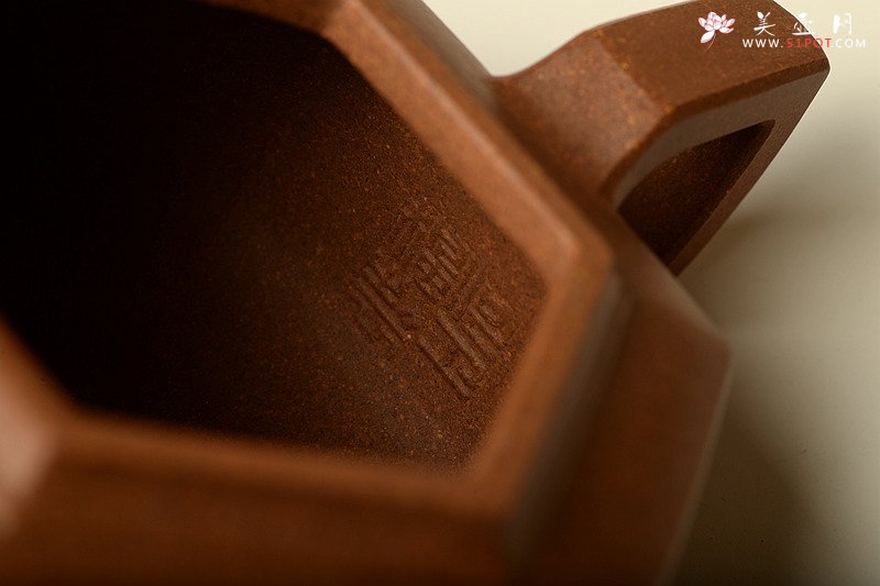紫砂壶图片：方圆之精妙 何卫枫新品 挺拔流畅 全手中雪华 - 宜兴紫砂壶网