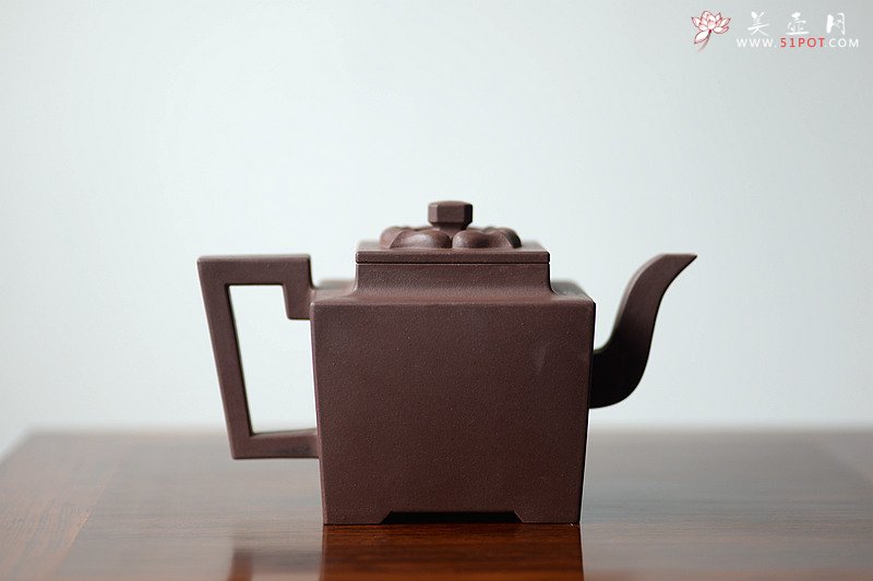 紫砂壶图片：托款仿老壶 清乾隆风格 全手四方 欣赏 - 宜兴紫砂壶网