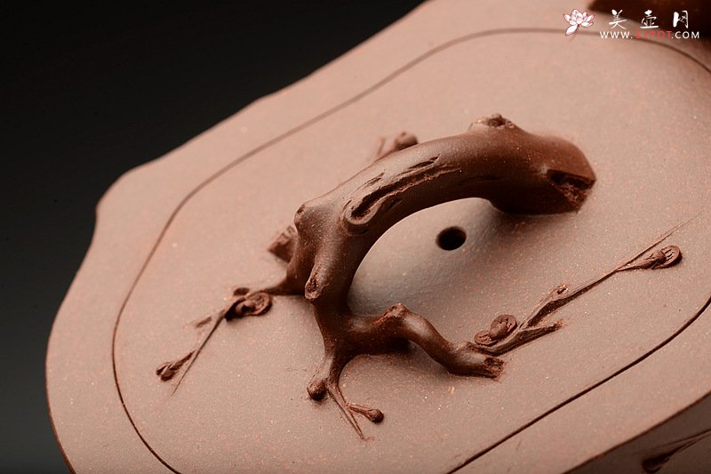 紫砂壶图片：傲梅斗雪 苍老遒劲 全手铁骨寒梅 经典作品  - 宜兴紫砂壶网