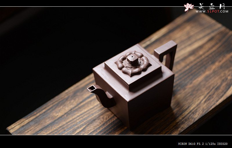 紫砂壶图片：托款仿老壶 清乾隆风格 全手四方 欣赏 - 宜兴紫砂壶网