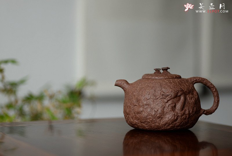 紫砂壶图片：古拙大气  全手游龙龚春 谢多莲最新作品 - 宜兴紫砂壶网
