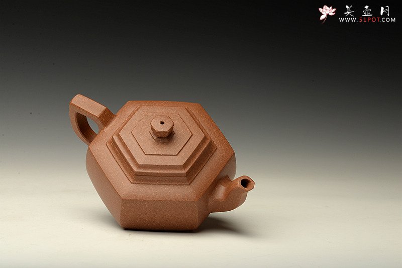 紫砂壶图片：方圆之精妙 何卫枫新品 挺拔流畅 全手中雪华 - 宜兴紫砂壶网