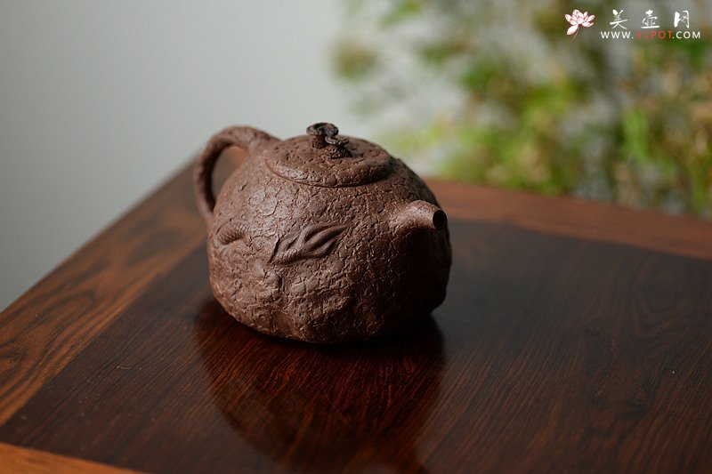 紫砂壶图片：古拙大气  全手游龙龚春 谢多莲最新作品 - 宜兴紫砂壶网