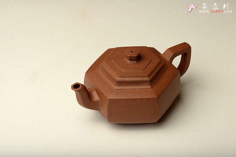 紫砂壶图片：方圆之精妙 何卫枫新品 挺拔流畅 全手中雪华 - 宜兴紫砂壶网