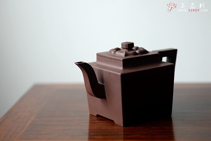 紫砂壶图片：托款仿老壶 清乾隆风格 全手四方 欣赏 - 宜兴紫砂壶网