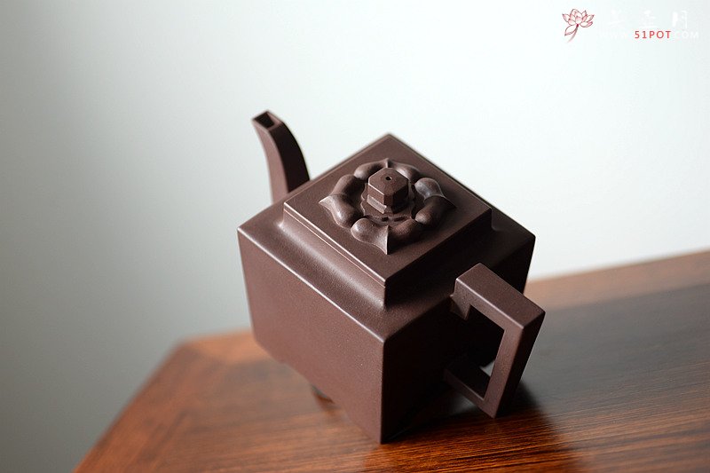 紫砂壶图片：托款仿老壶 清乾隆风格 全手四方 欣赏 - 宜兴紫砂壶网