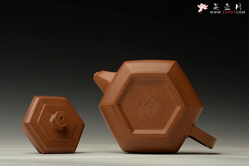 紫砂壶图片：方圆之精妙 何卫枫新品 挺拔流畅 全手中雪华 - 宜兴紫砂壶网