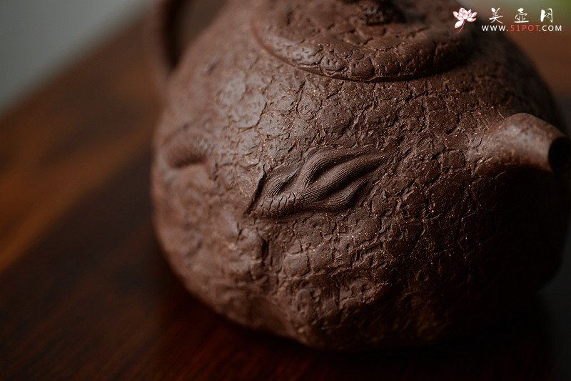 紫砂壶图片：古拙大气  全手游龙龚春 谢多莲最新作品 - 宜兴紫砂壶网