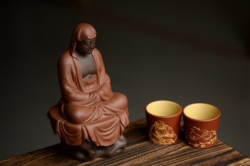 紫砂壶图片：段泥做底粉朱泥浆 老味俱显  达摩杯与对茗杯 - 宜兴紫砂壶网