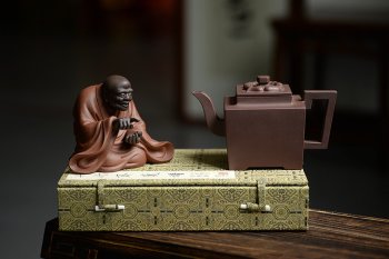 紫砂壶图片：托款仿老壶 清乾隆风格 全手四方 欣赏 - 宜兴紫砂壶网