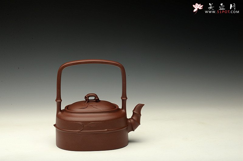 紫砂壶图片：方圆堂许嘉年实力之作 全手工大赛作品 全手智竹提梁 方圆花器结合 - 宜兴紫砂壶网