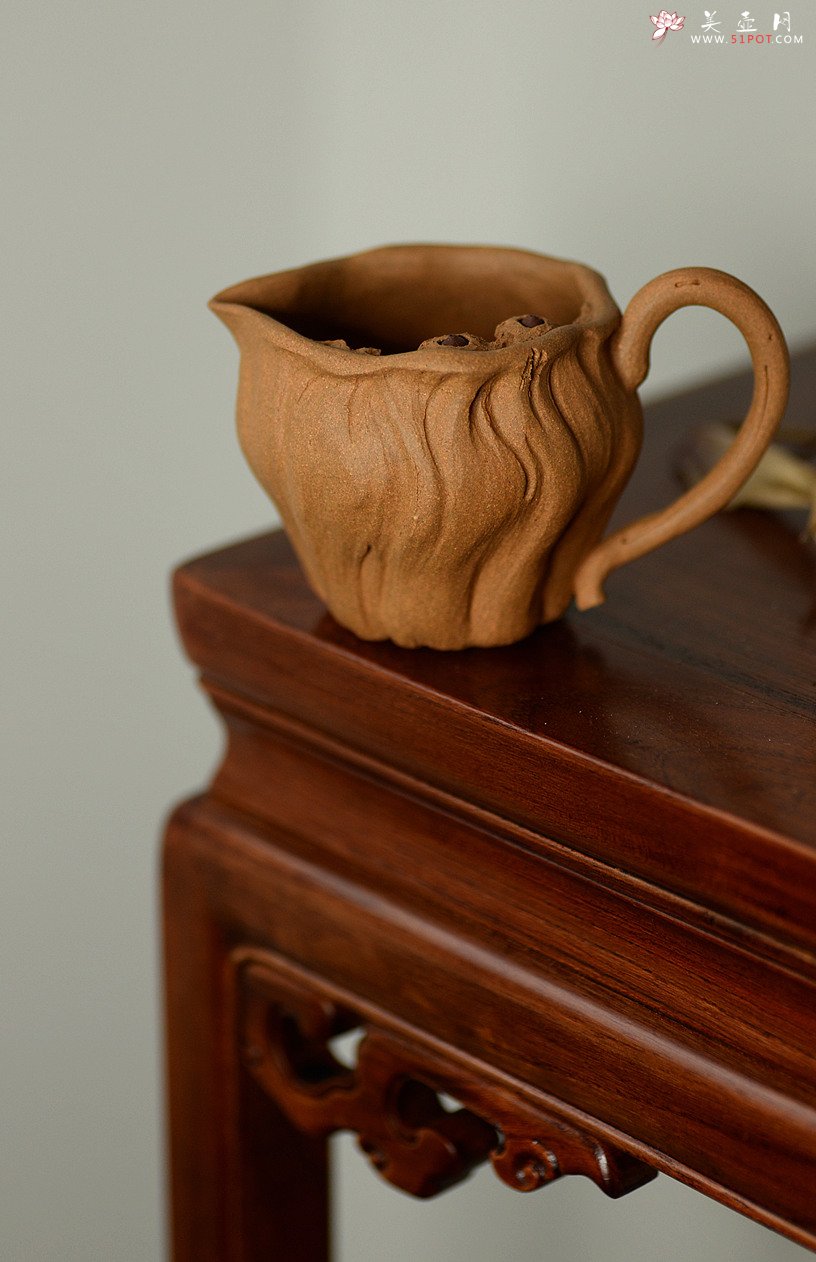 紫砂壶图片：学院派风格之全手莲蓬公道+2个手工莲子杯  肌理丰富 各有风味~ - 宜兴紫砂壶网