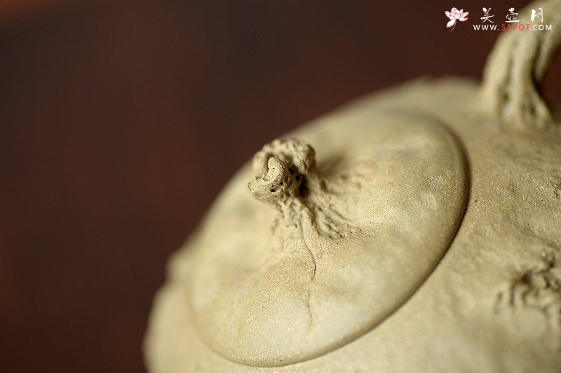 紫砂壶图片：肌理丰富 拙味~ 全手薄胎龚春 瓜纽和桥纽~沧桑质感 - 宜兴紫砂壶网