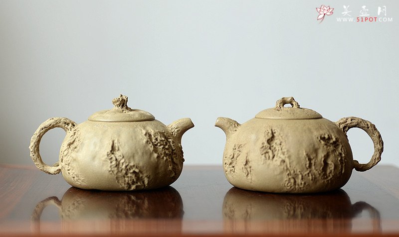 紫砂壶图片：肌理丰富 拙味~ 全手薄胎龚春 瓜纽和桥纽~沧桑质感 - 宜兴紫砂壶网