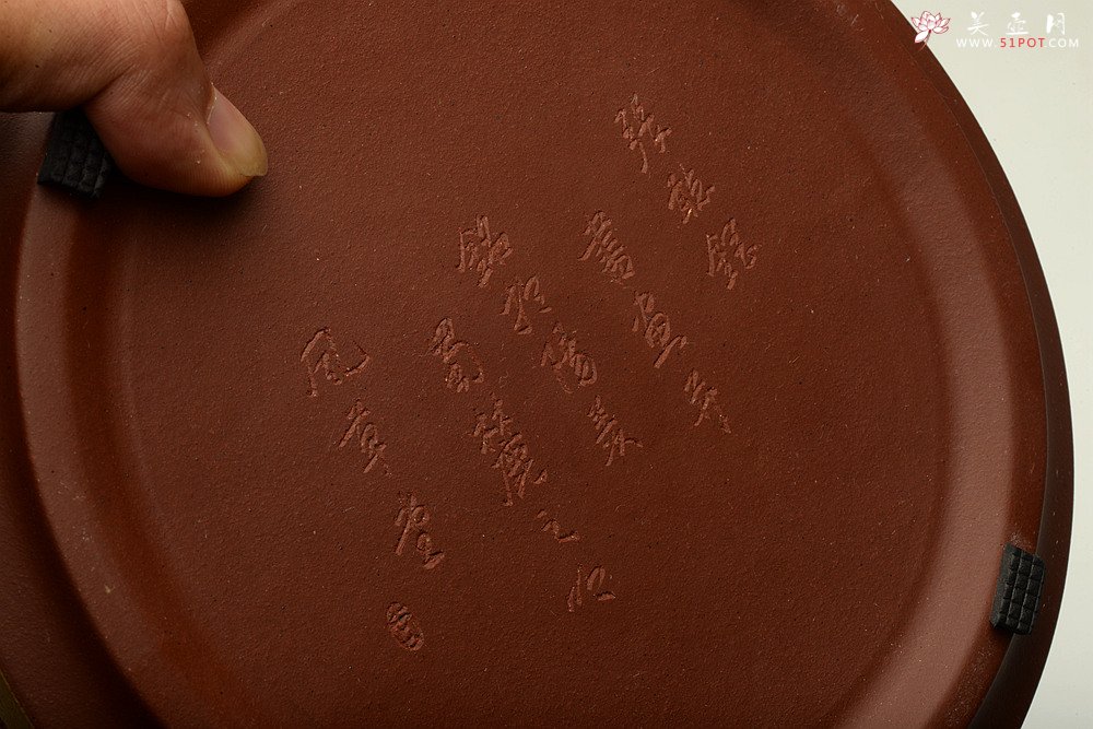 紫砂壶图片：茶舍必备 汉风水洗 书香氛围 啄砂装饰 文质相含 ‘济以学问 澹泊自守 造于高明’ - 宜兴紫砂壶网