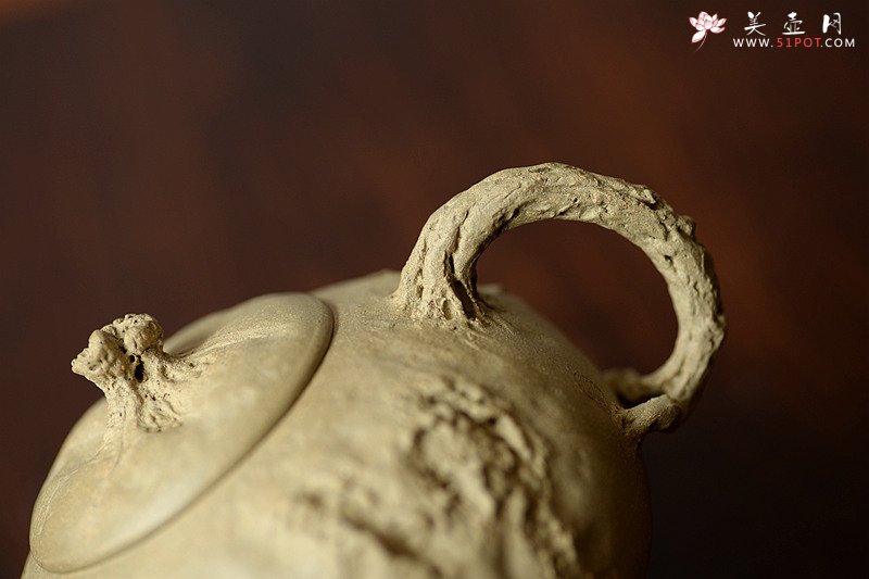 紫砂壶图片：肌理丰富 拙味~ 全手薄胎龚春 瓜纽和桥纽~沧桑质感 - 宜兴紫砂壶网