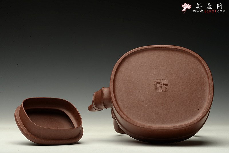 紫砂壶图片：方圆堂许嘉年实力之作 全手工大赛作品 全手智竹提梁 方圆花器结合 - 宜兴紫砂壶网