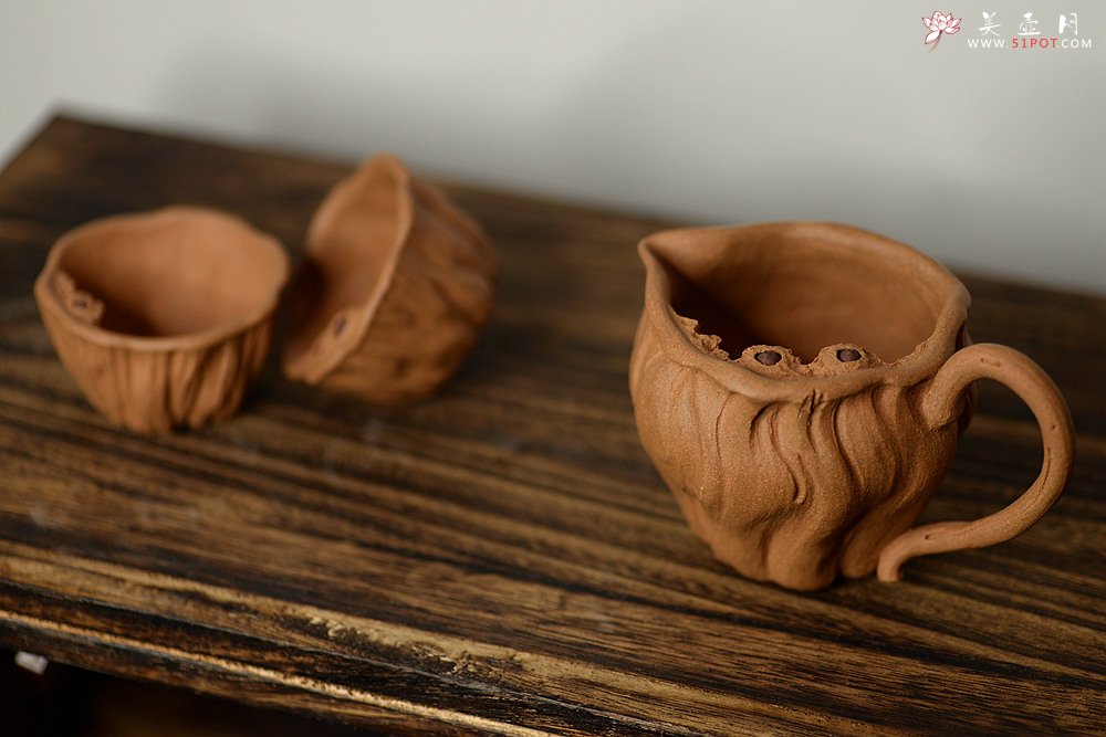 紫砂壶图片：学院派风格之全手莲蓬公道+2个手工莲子杯  肌理丰富 各有风味~ - 宜兴紫砂壶网