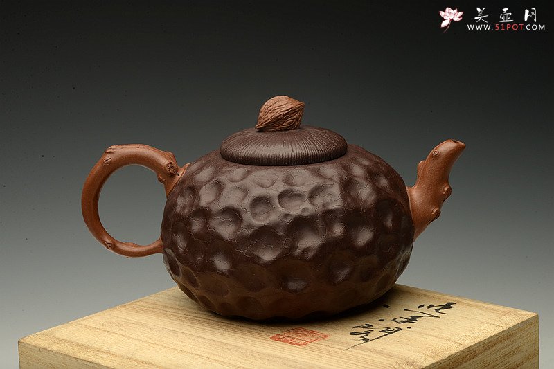 紫砂壶图片：原创作品 孙伟强张新亚合作 菩提 沧桑自然 贴叶精湛 - 宜兴紫砂壶网