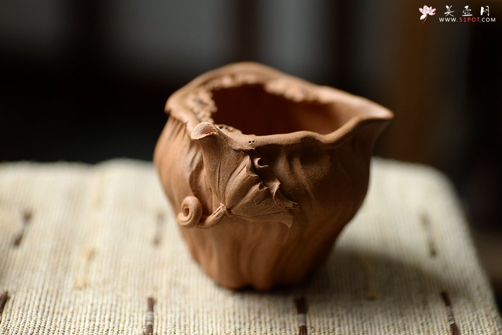 紫砂壶图片：款式二之学院派风格之全手莲蓬公道+2个手工莲子杯 肌理丰富 各有风味~ - 宜兴紫砂壶网