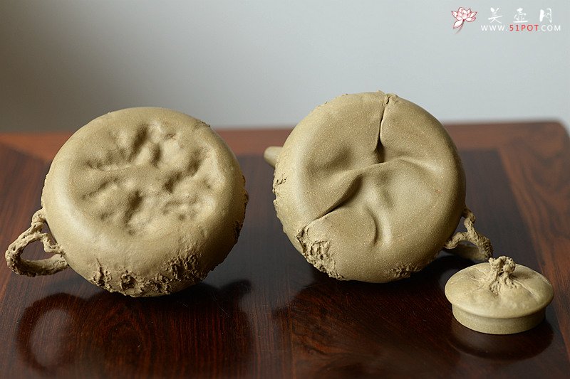 紫砂壶图片：肌理丰富 拙味~ 全手薄胎龚春 瓜纽和桥纽~沧桑质感 - 宜兴紫砂壶网