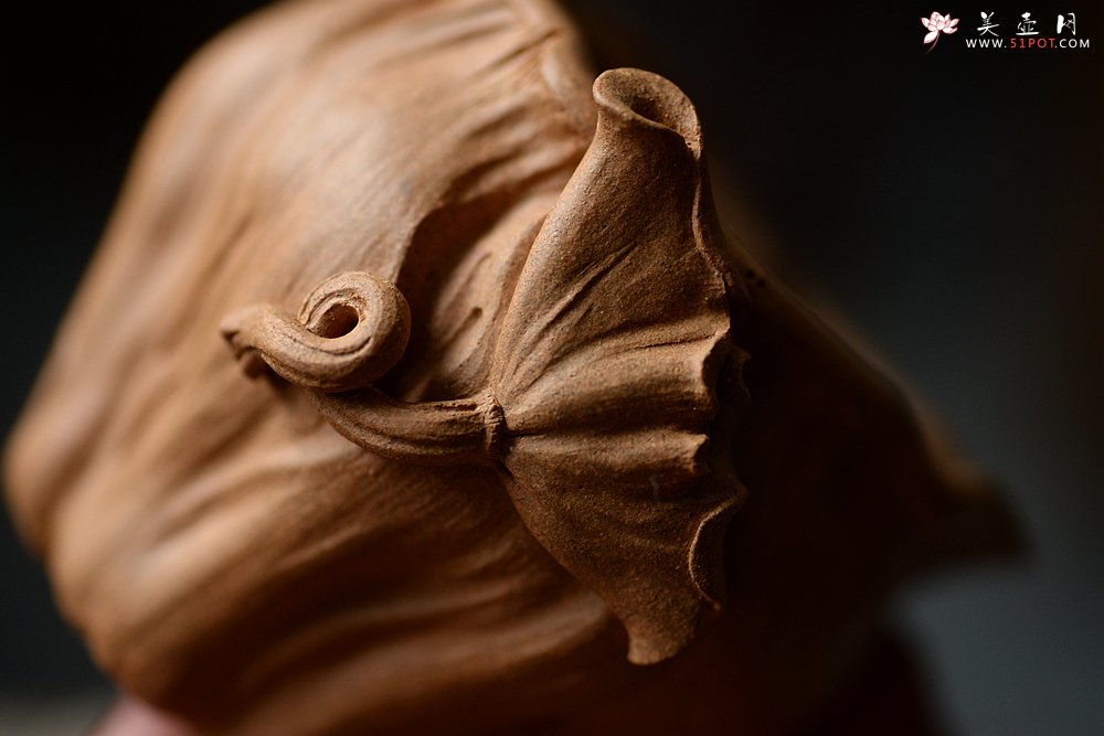 紫砂壶图片：款式二之学院派风格之全手莲蓬公道+2个手工莲子杯 肌理丰富 各有风味~ - 宜兴紫砂壶网