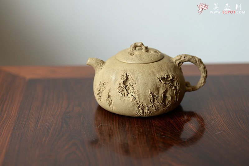 紫砂壶图片：肌理丰富 拙味~ 全手薄胎龚春 瓜纽和桥纽~沧桑质感 - 宜兴紫砂壶网