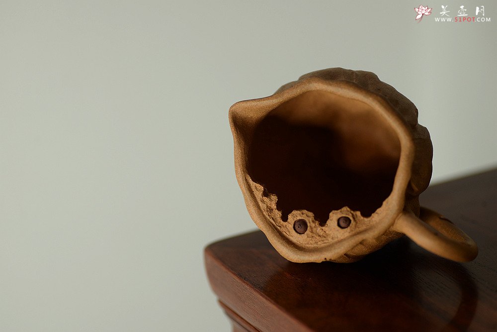 紫砂壶图片：学院派风格之全手莲蓬公道+2个手工莲子杯  肌理丰富 各有风味~ - 宜兴紫砂壶网