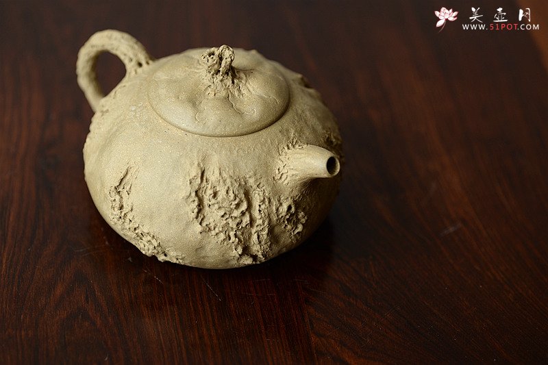 紫砂壶图片：肌理丰富 拙味~ 全手薄胎龚春 瓜纽和桥纽~沧桑质感 - 宜兴紫砂壶网